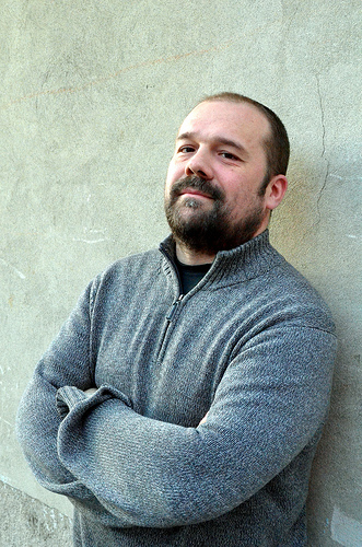 Massimo Banzi, curatore della Maker Faire ROme vestito con maglione grigio