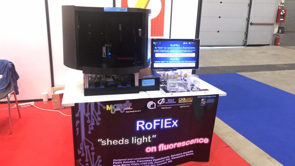 il macchinario roflex che dimostra la spettroscopia in uno stand del cnr di Napoli