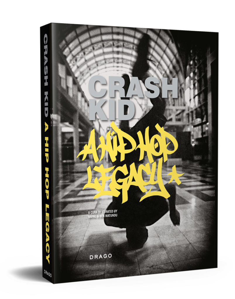 La copertina del libro "Crash Kid a hip hop legacy" un bianco nero con un ragazzo che balla la street dance a testa in giu in una galleria urbana