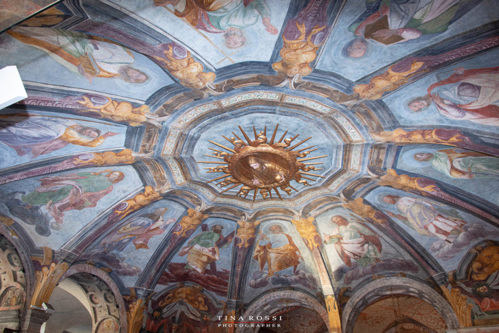 il soffitto del chiostro di Santa Maria alla Fontana, con dodici archi con all'interno dodici affreschi raffiguranti gli apostoli, questa chiesa è una piccola lourdes