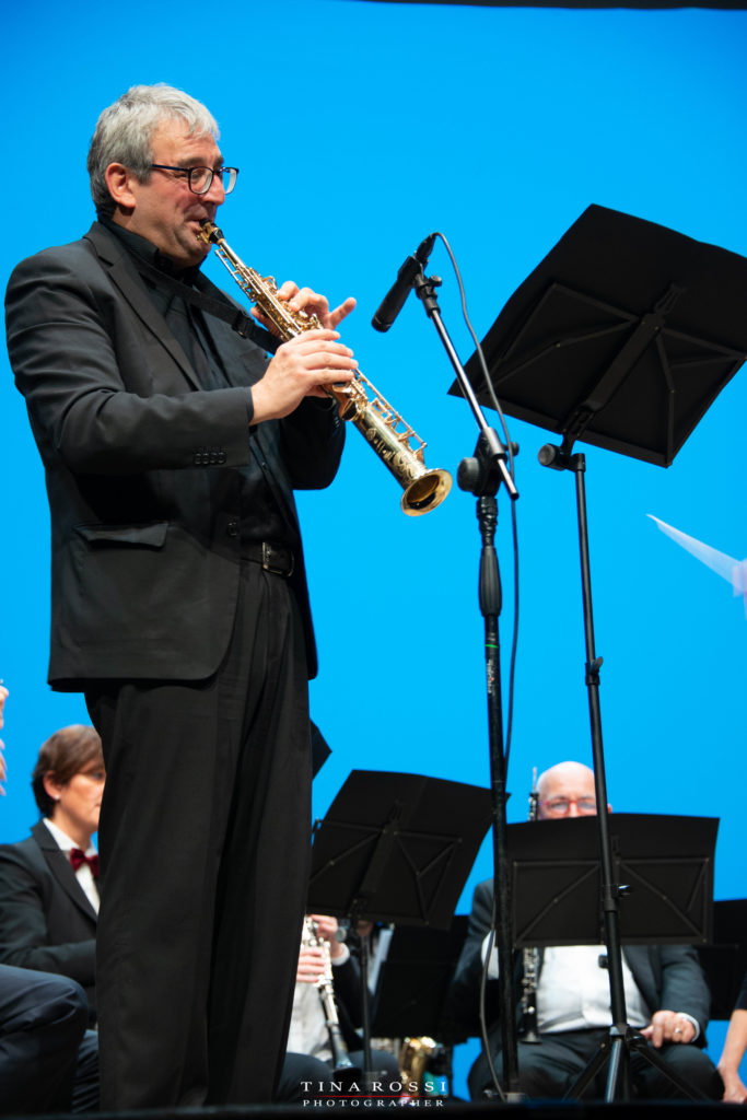 Il maestro Alessio Mollo mentre suona il sax soprano al Polio Day