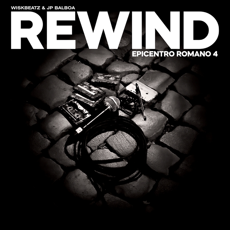 La copertina del disco hip hop, "Rewind - epicentor romano 4", un bianco nero di un particolare di strada fatto di sanpietrini con un microfono, delle cassette e una penna bic