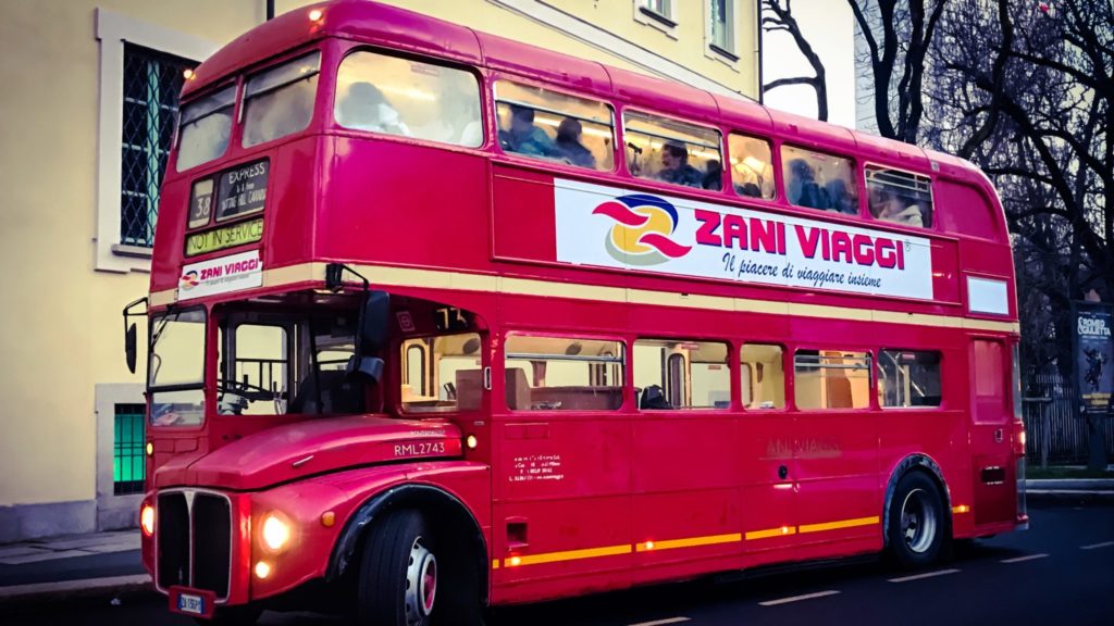 Un double decker originale Routemaster rosso con la scritta "Zani Viaggi" 