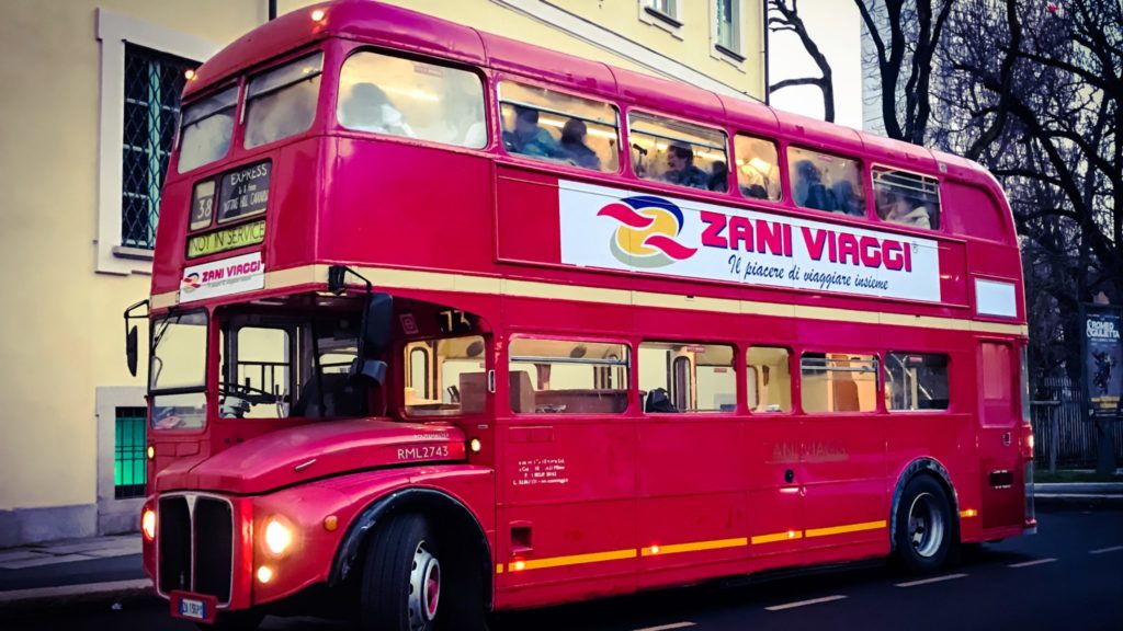 Un double decker originale Routemaster rosso con la scritta "Zani Viaggi"