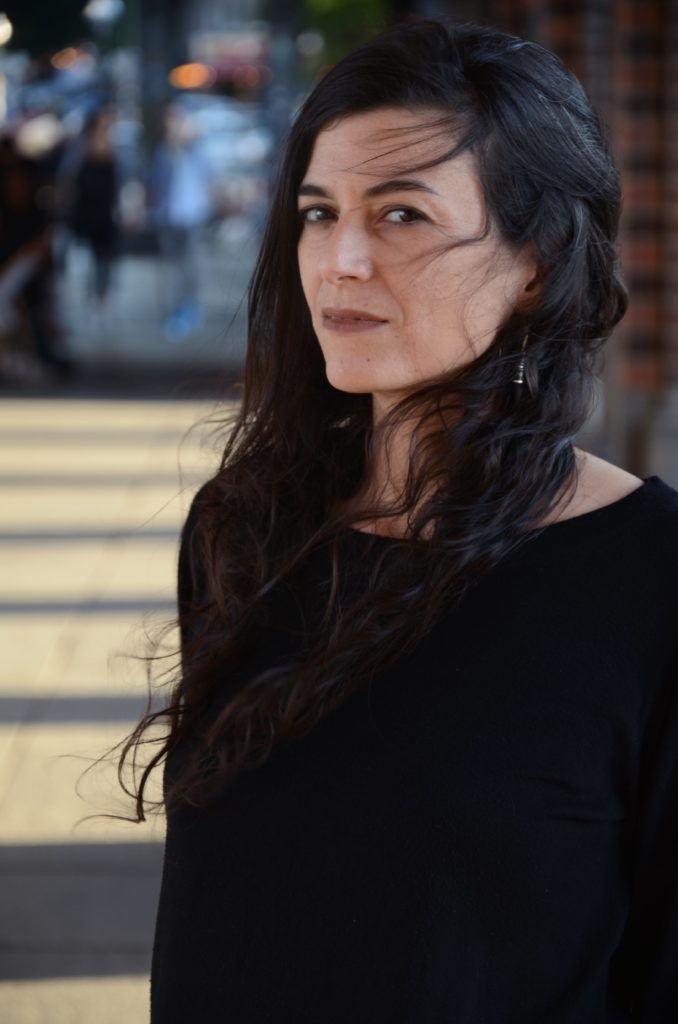Samanta Schweblin che parteciperà ad aspettando il salone ha capelli lunghi neri e maglia nera