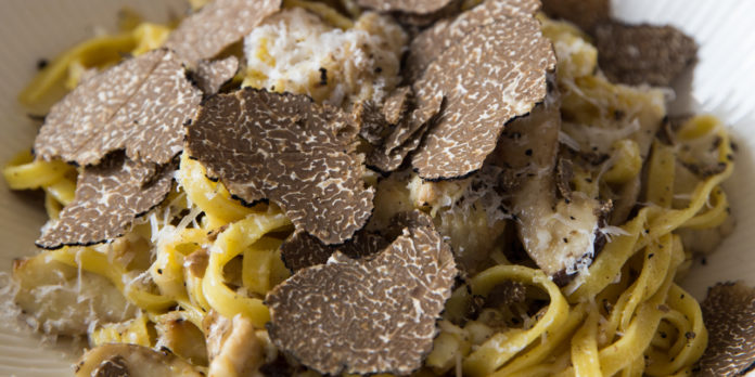 un piatto di tagliolini al tartufo che potremo gustare alla fiera del tartufo