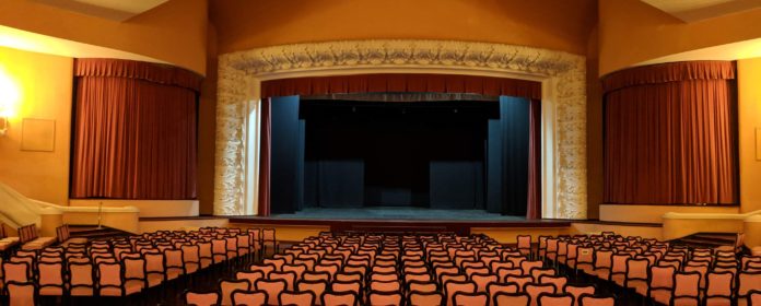 notti a teatro: in primo piano linterno di una sala con palcoscenico e sedie