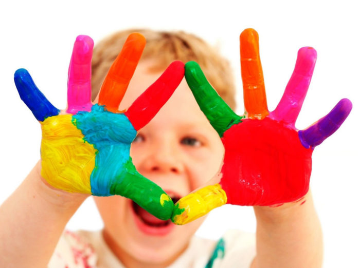 Bambino con manine colorate progetto Artissima juventus