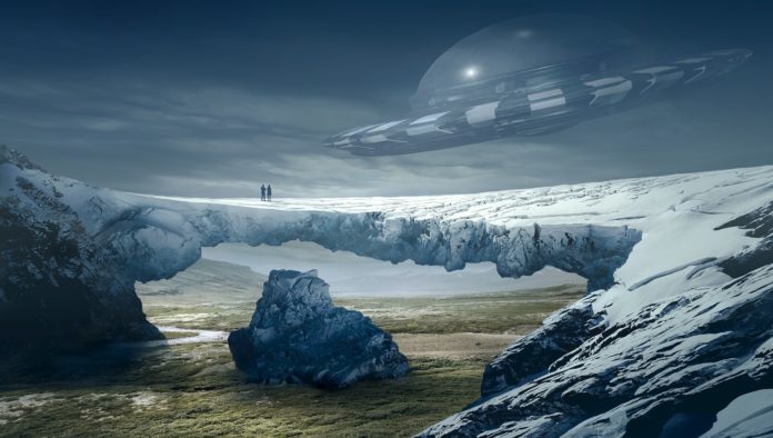 una nacvicella ufo sorvola i ghiacciai dell antartide