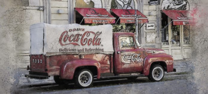 CAMION STORICI: in primo pino un vecchio camio della coca cola parcheggiato per strada