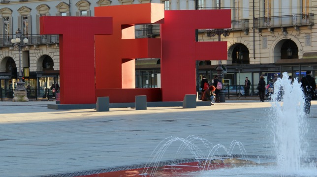 37 TFF lettere rosse sullo sfondo e in primo piano una fontana per il morandazzo di massimo pica