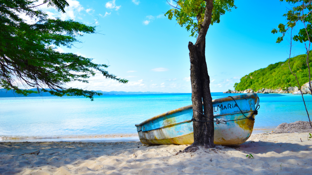 paesaggio caraibica del Costa Rica, spiaggia di sabbia bianca con una barca abbandonata arenata legata a un albero