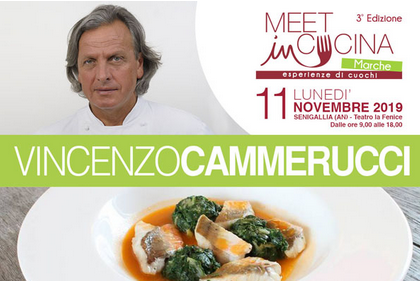 scritta "meet in cucina marche esperienze di cuochi" con foto di Vincenzo Cammerucci, capelli lunghi sulle spalle er occhi chiari, e un piatto cdi pesce in umido