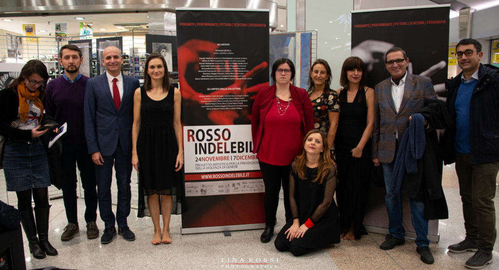 foto di gruppo dello staff di rosso indelebile contro la violenza e la rappresentanza della Città di Torino