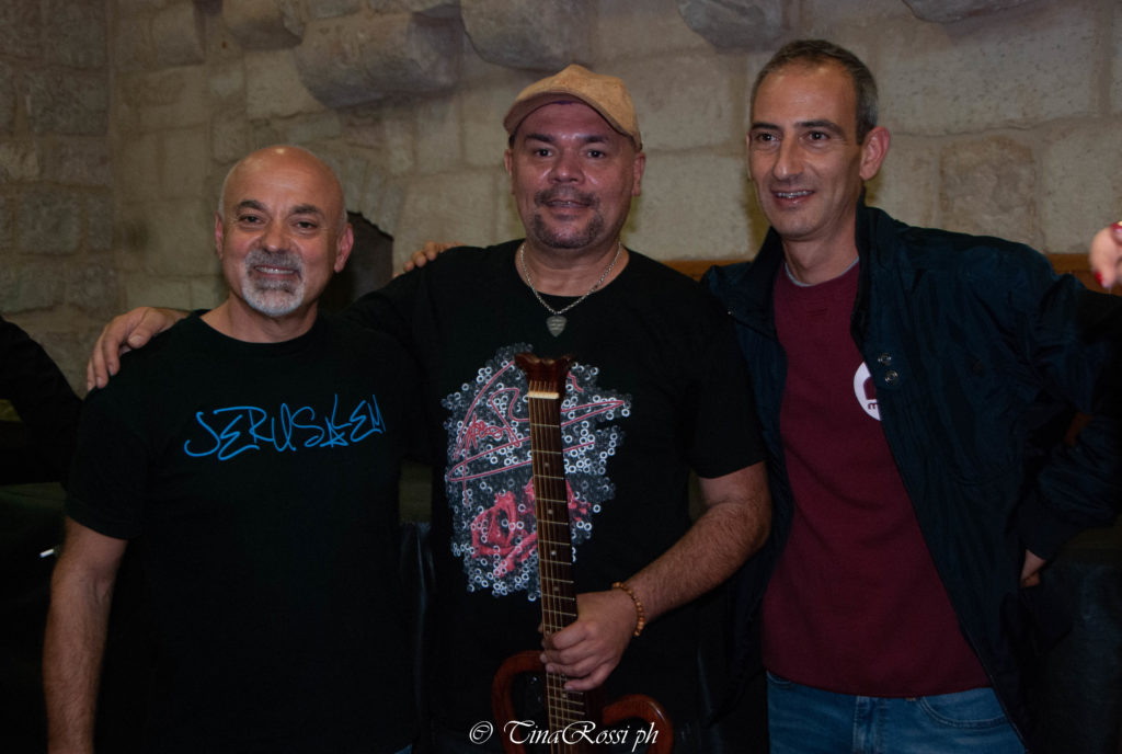 Gatto Panceri, Nicola Petruccelli e Francesco Buonaugurio al concerto "grazie per la Gioia", posano sorridenti, Gatto Panceri tiene in mano la chitarra