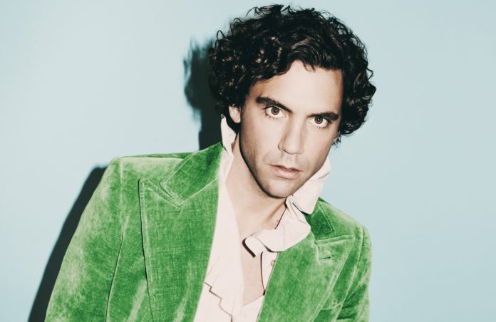 mika con camicia bianca e giacca verde per il revelation tour canterà il suo nuovo songolo ice cream