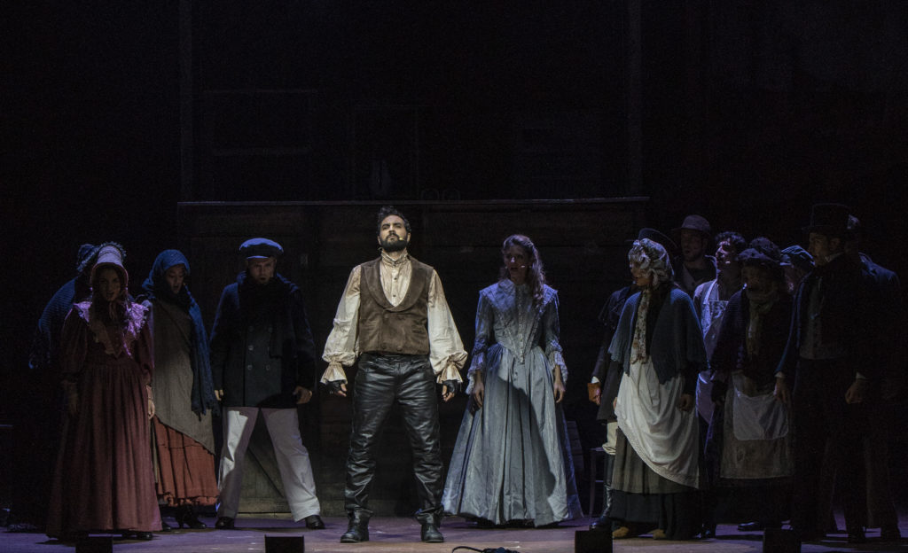 Gli attori del musical Sweeney Todd sul palco del Teatro Colosseo