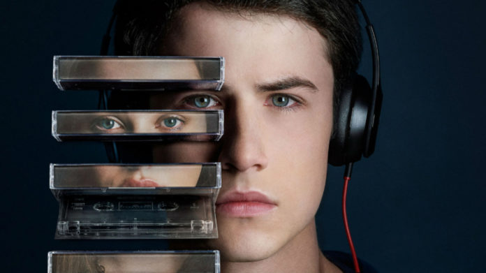 la copertina di tredici la seire tv di netflix che parla di suicidio con il volto di un ragazzo in silenzio con le cuffie e il viso di un adonna frammentato in rettangoli che sono le custodie di cassette musicali