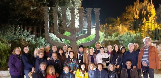 Il gruppo fans cluvb di gatto panceri al concerto per la pace "Grazie per la gioia" con dietro il candelabro simbolo di Gerusalenne