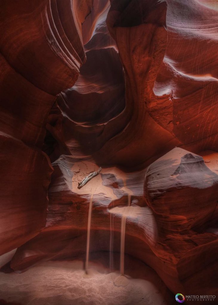 Una fotografia di una caverna di terra rossa ripresa con una tecnica nuova di Matteo Bertetto