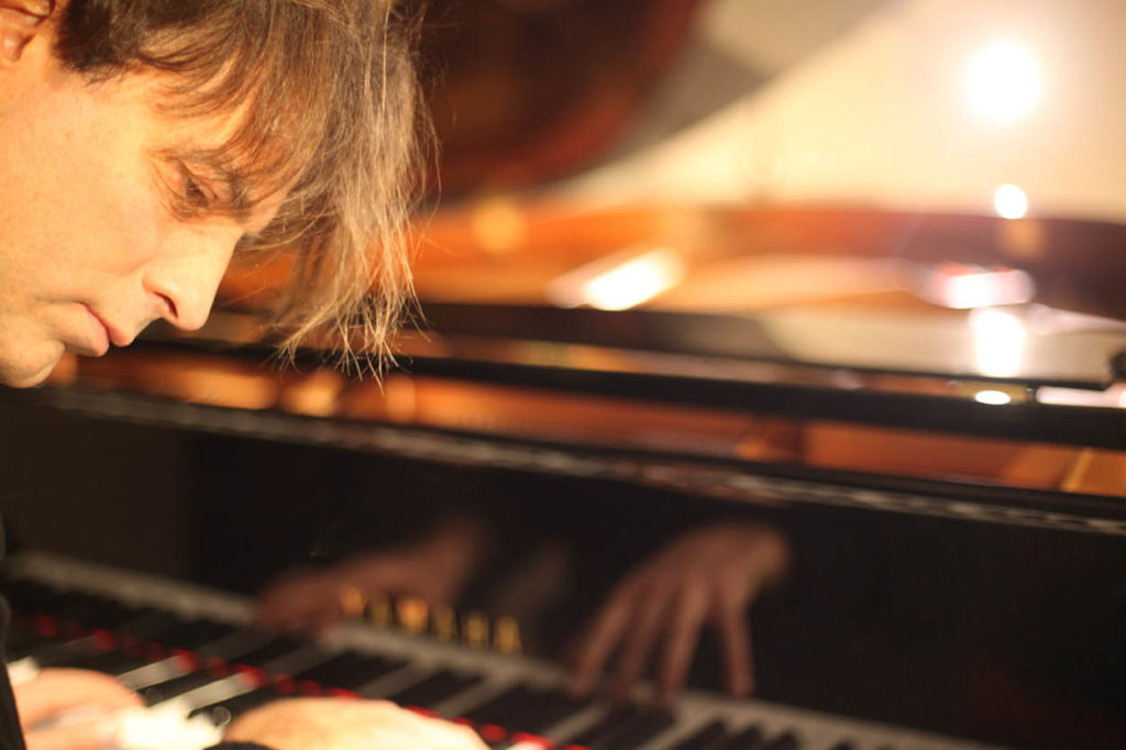 stefano rachini mentre suona il pianoforte, la sua vita è racchiusa nell'album where the spirit