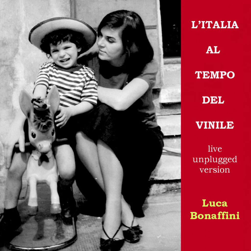 Italia al tempo del vinile: il nuovo singolo di Luca Bonaffini. in primo piano alcuni un bimbo seduto su un cavalluccio di legno, insieme alla mamma.