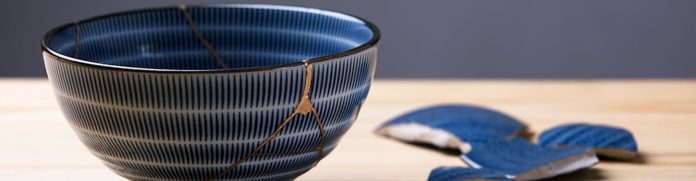 un vasetto colorato rotto riparato con l'arte del kintsugi, titolo dell'album di Aida Cooper