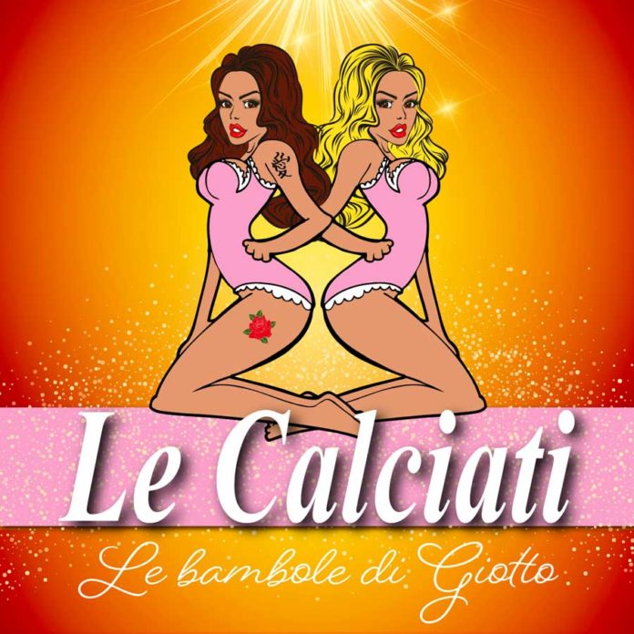 Le bambole di Giotto: il nuovo singolo de Le Alciati. In primo piano la copertina del disco con le due cantanti disegnate a fumetto