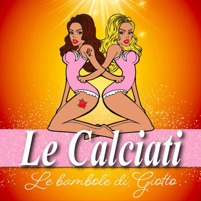 Le bambole di Giotto: il nuovo singolo de Le Alciati. In primo piano la copertina del disco con le due cantanti disegnate a fumetto