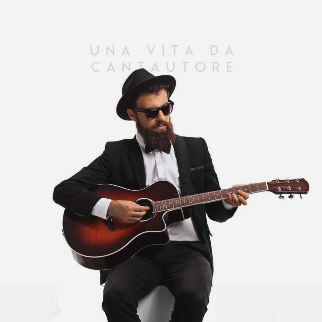 La promessa della musica è il concorso "una vita da cantautore" con un uomo con il cappello, vestito con lo smoking, che suona la chitarra