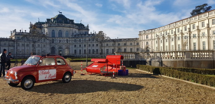 Natale Reale alla Palazzina di Caccia di Stupinigi con macchine rosse sul piazzale