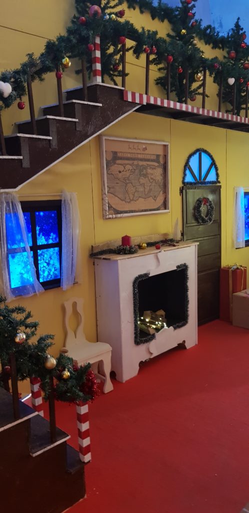 Interno casa Babbo natale con decorazioni natalizie alle pareti