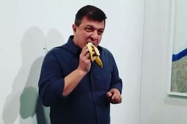 Datuna mangia la banana di Cattelan notizie d'arte vere e divertenti 