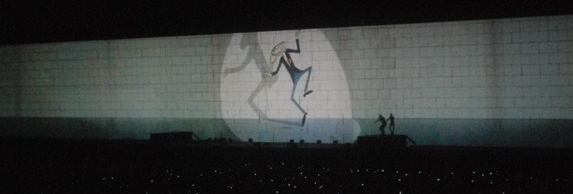 una scena dallo show The Wall dei Pink Floyd dove il maestro danza attaccato ai fili come un manichino 