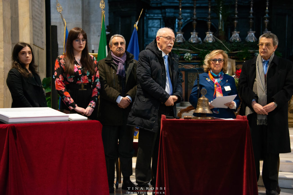 Il duomo di Torino per il progetto che vede il restauro del dipinto del Gagna, promosso dal Rotary, nella foto i gobìvernatori Mastrotisi, vestita con giacca blu e foulardi rosso al collo, il dott. Viana, con abito scuro e sciarpa viola, le due studentesse che hanno conseguito la borsa di studio e altri due rotariani