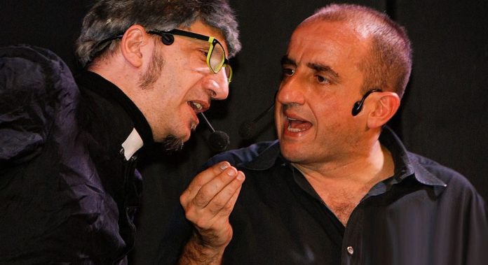 Mauro Villata vestito d a prete, Don Elio, e Gianpiero Perone con camicia nera, nello show W la f...ede