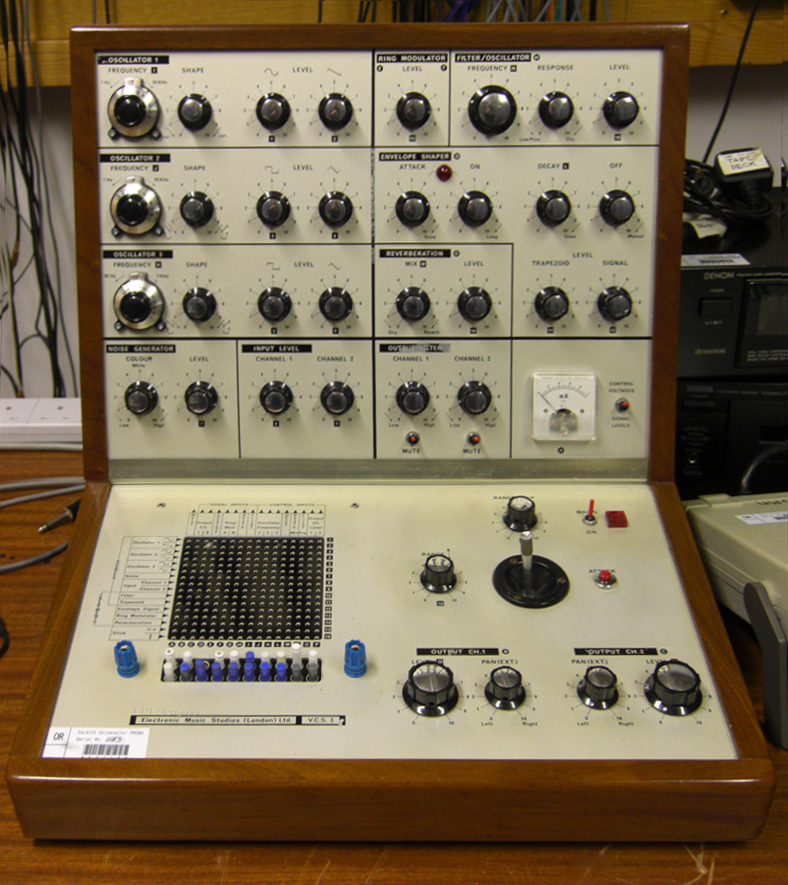 Space music travel, una delle dimensioni musicali è rappresentata dal  VCS3, uno degli strumenti più usati negli anni 70. una valigia cpntenente ellementi elettrnici con manopole e cursoni