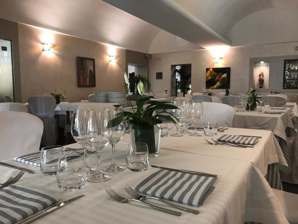 Capodanno 2020 by Chef nazareno Fontana: pèrimo piano della sala del ristorante arredata e addobbata per il cenone di fine anno