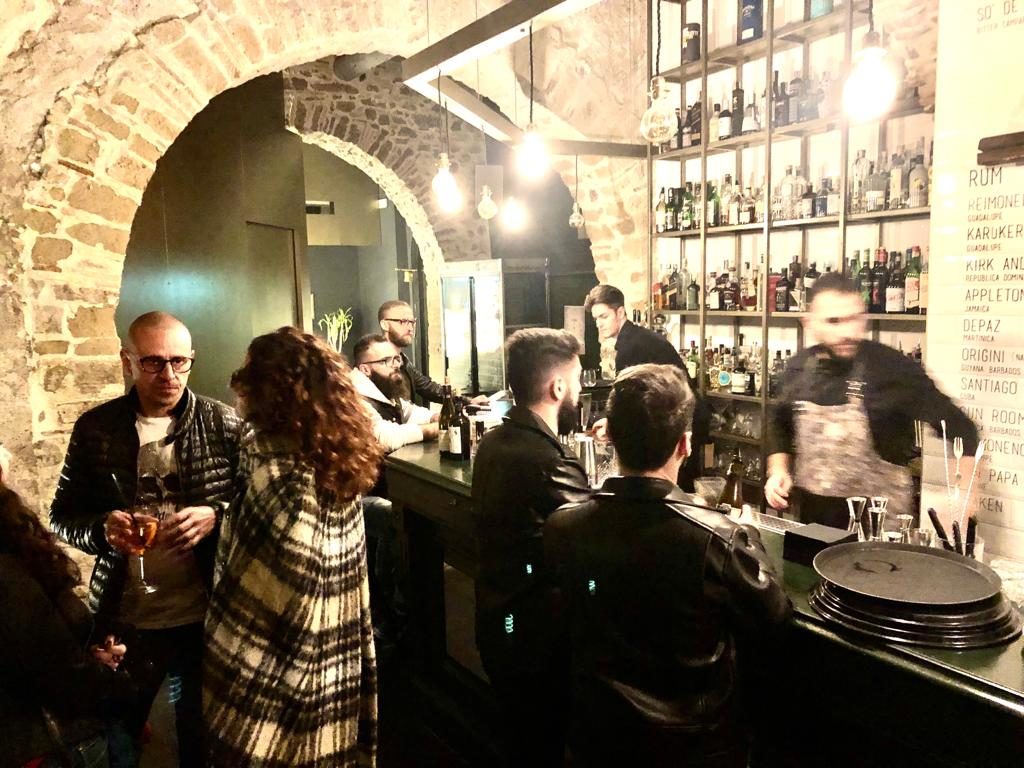 Il Co.Co. di Fondi con tanta gente al bancone del bar al Metronome con Tony Calck