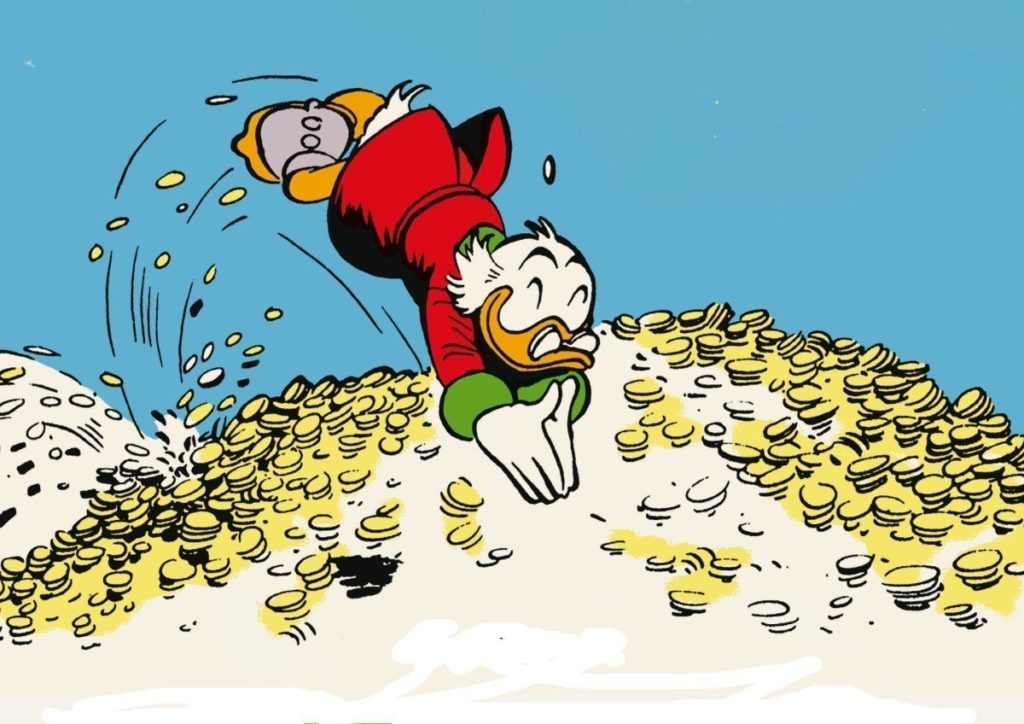 Paperone che si tuffa nei cents con palandrana rossa.