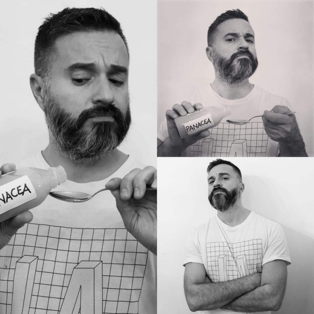 L'artista Massimiliano Ferragina in un collage, in una sequenza di tre foto bianche e nere, beve da un cucchiaino da una boccetta dall'etichetta Panacea, titolo della mostra 