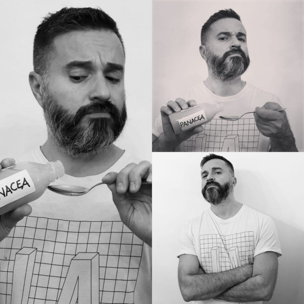 L'artista Massimiliano Ferragina in un collage, in una sequenza di tre foto bianche e nere, beve da un cucchiaino da una boccetta dall'etichetta Panacea, titolo della mostra