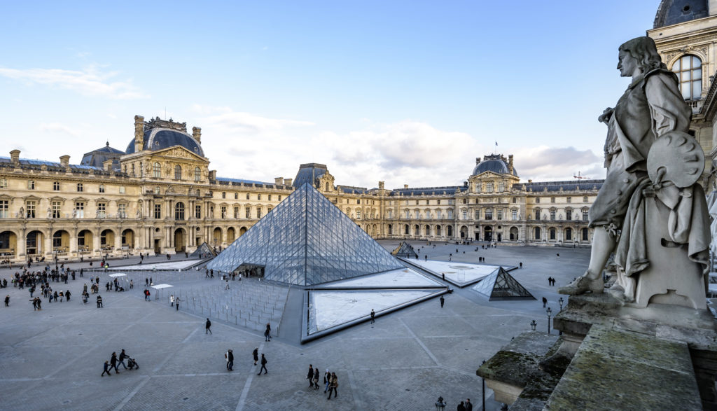 La facciata del Louvre odierna vista dalla piazza con la piramide in primo piano 
