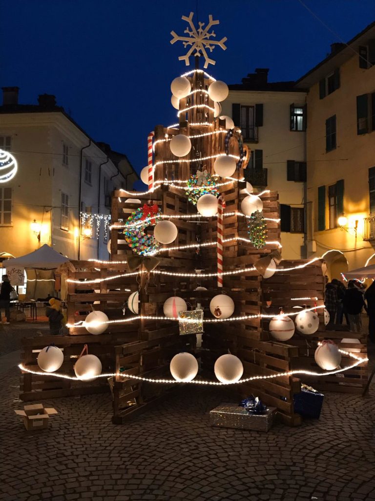 L'albero di Natale di Racconigi, fatto con 60 pallet e addobbi realizzati dai bambini delle scuole che canteranno al concerto di natale