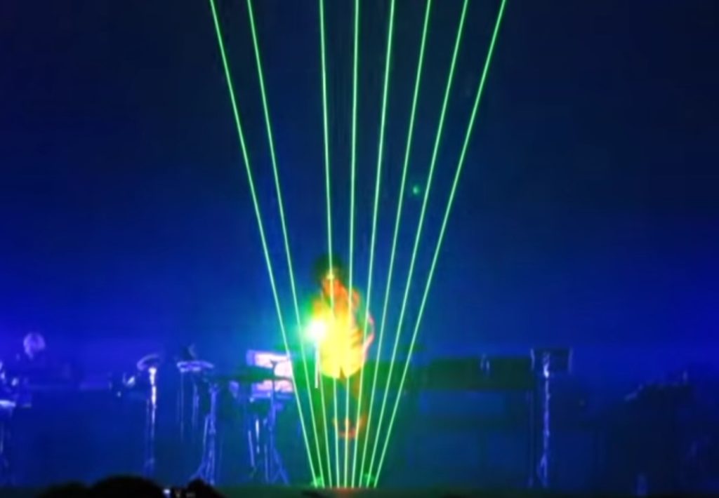 nel nostro space music travel incontriamo un'arpa laser con raggi verdi, in grado di riprodurre note musicali al tocco del musicista