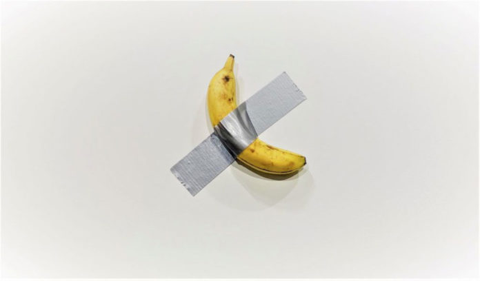 La banana di Cattelan appesa al muro