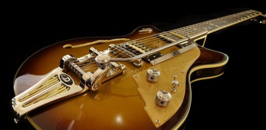 Ivan Graziani il chitarrista: primo piano di una chitarra Gbson, modello stero, di colore marrone e nero
