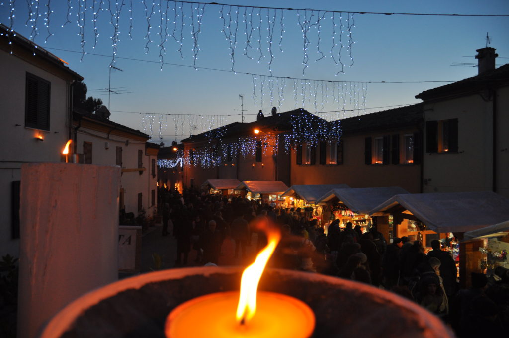 borgo di Candelara e i suoi mercatini di sera, illuminati dalle candele 