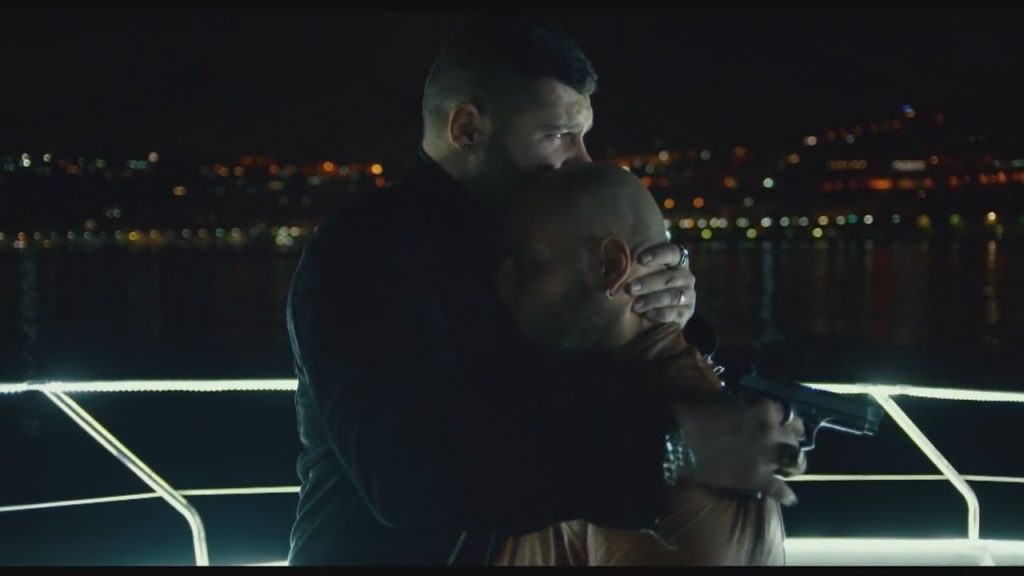 Ciro l immortale e genny savastano, in un abbraccio. di notte ì, su una barca, nella scena finale di gomorra 3