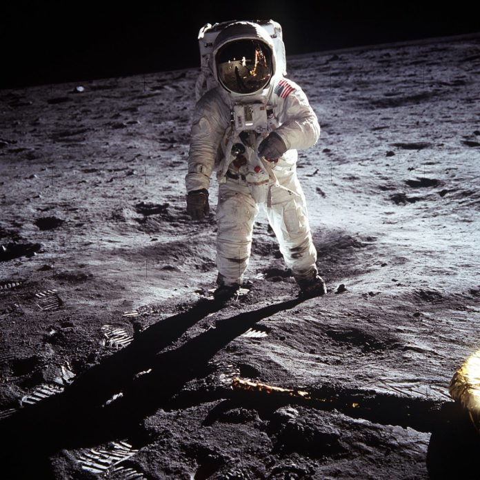 Astronauta sulla luna nella missione Apollo 11